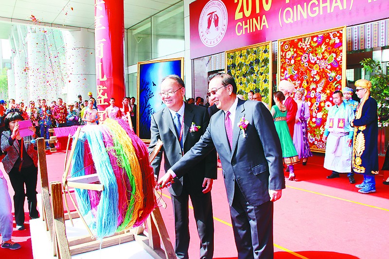 016中国(青海)藏毯国际展览会开幕(图1) 第十三届中国(青海)藏毯国际展览会6月2日在青海国际会展中心拉开帷幕。据有关部门消息,本届展会共有国内29个省市的279家企业、国外22个国家和地区的141家企业参展,采购企业约27家。展示总面积3万平方米,预计参展参会人数6000余人。