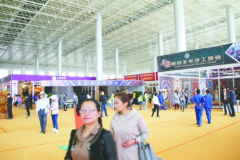 016中国(青海)藏毯国际展览会开幕(图4) 第十三届中国(青海)藏毯国际展览会6月2日在青海国际会展中心拉开帷幕。据有关部门消息,本届展会共有国内29个省市的279家企业、国外22个国家和地区的141家企业参展,采购企业约27家。展示总面积3万平方米,预计参展参会人数6000余人。