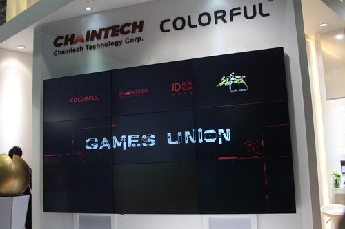七彩虹再抛出重磅炸弹 2016台北电脑展(图1) “GAMES UNION”游戏联盟于6月2号下午1点半在南港馆4F L0128展位举行,七彩虹板卡事业部业务总经理罗威和台湾承启科技发言人周子安先生为“GAMES UNION”签约合作仪式致辞。同时请到了京东品牌战略合作与发展总经理汪延领先生以及御龙在天游戏运营负责人杜雄勇先生到场致辞。