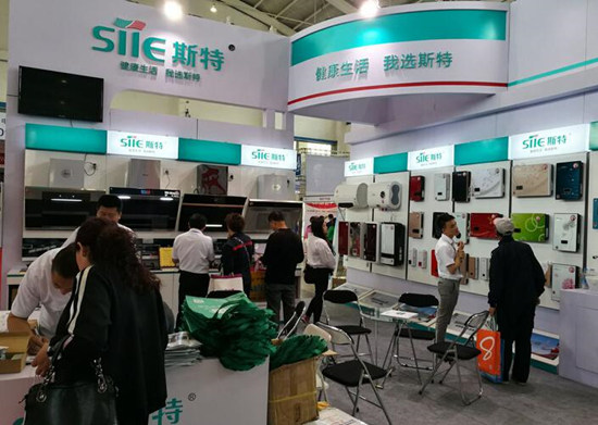 斯特电器展位吸引经销商前来