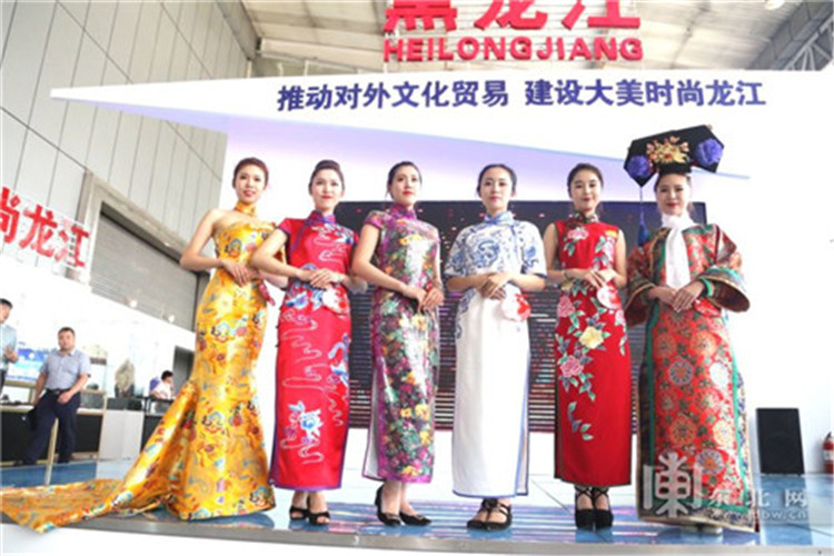满族旗袍秀 展会现场刮起时尚风(图5)