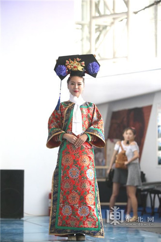 满族旗袍秀 展会现场刮起时尚风(图4)