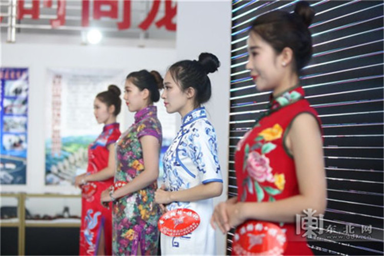 满族旗袍秀 展会现场刮起时尚风(图2)
