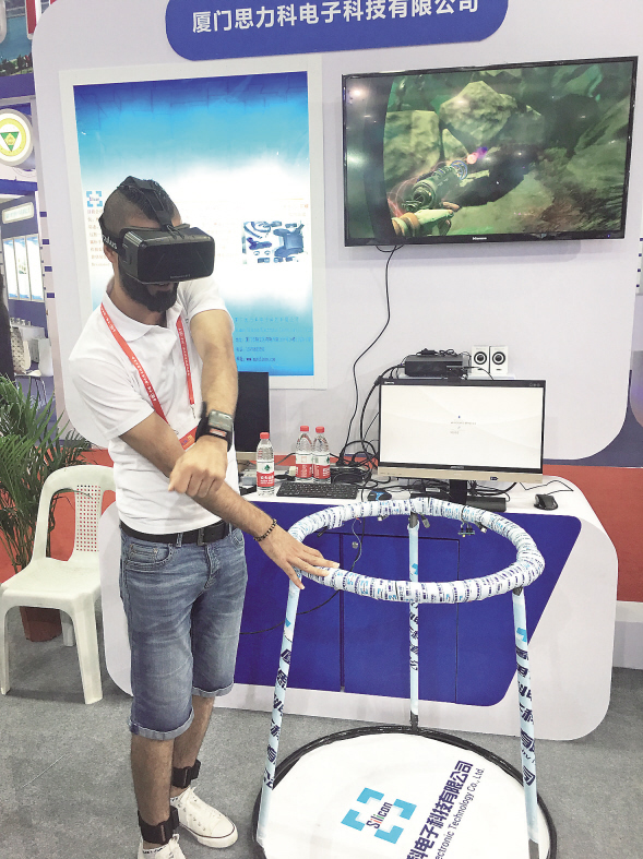 “6·18”展会厦门馆AR、VR等创新设备吸睛(图1) “6·18”展会厦门馆AR、VR等创新设备吸睛(图1)