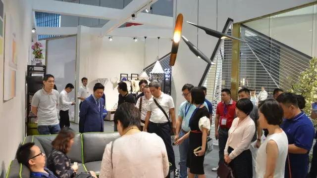 左右定制新品亮相上海虹桥展 玩转美式休闲风(图2) 左右定制新品亮相上海虹桥展 左右智美玩转美式休闲风