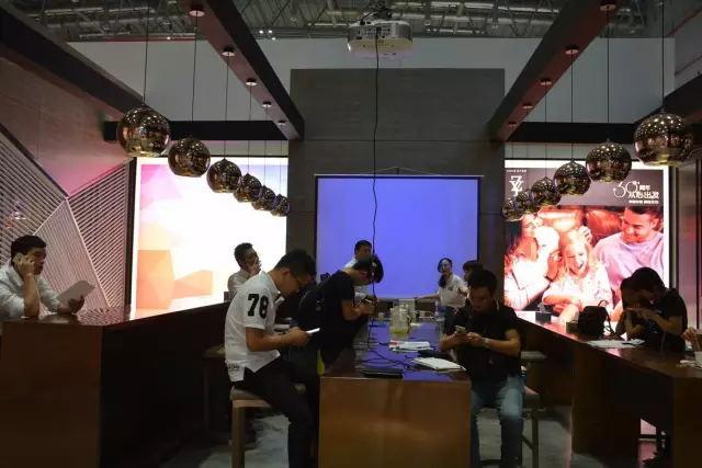 左右定制新品亮相上海虹桥展 玩转美式休闲风(图8) 左右定制新品亮相上海虹桥展 左右智美玩转美式休闲风