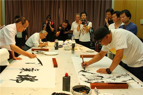 中、日、蒙古艺术家在笔会现场泼墨挥毫