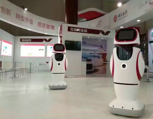 能看见能听懂 银行服务机器人惊艳金融展(图1)