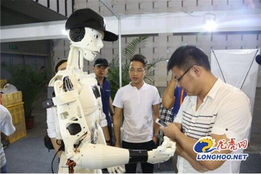 数百机器人亮相南京国际博览中心(图3)