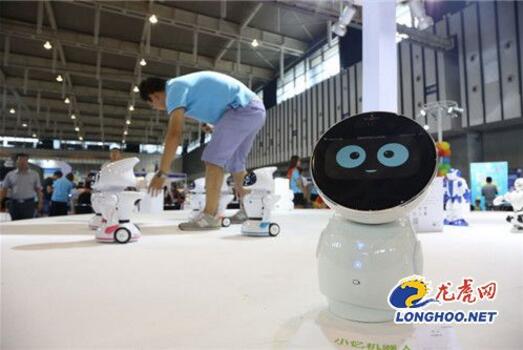 数百机器人亮相南京国际博览中心(图1)