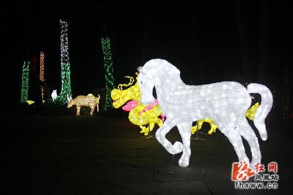 凤凰县梦幻灯光节开幕 优美风景羡煞游人(图3)