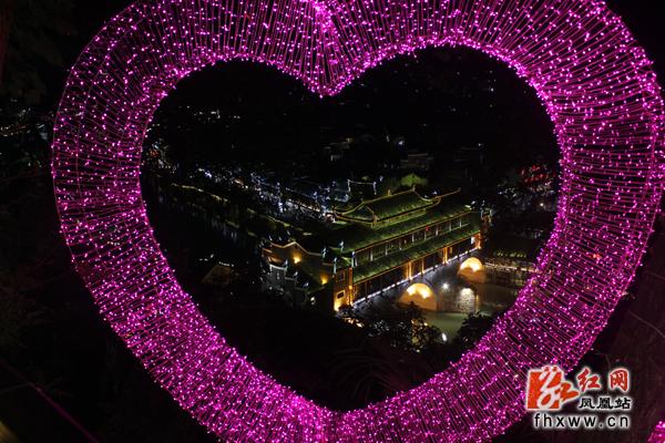 凤凰县梦幻灯光节开幕 优美风景羡煞游人(图6)